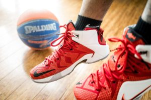 Sportowe obuwie męskie — na co zwrócić uwagę podczas zakupów?