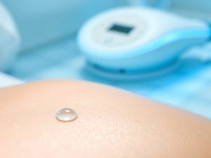 Peeling kawitacyjny: jak działa ultradźwiękowe oczyszczanie skóry i kiedy warto je stosować