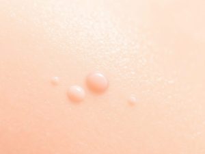 Peeling na przebarwienia: jak złuszczać i pielęgnować skórę, by uniknąć podrażnień i przesuszenia