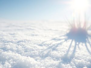Śnieg zimą jako niewidoczny sprzymierzeniec i wróg skóry — jak skutecznie chronić się przed odbitym promieniowaniem UV i typowymi błędami w ochronie SPF